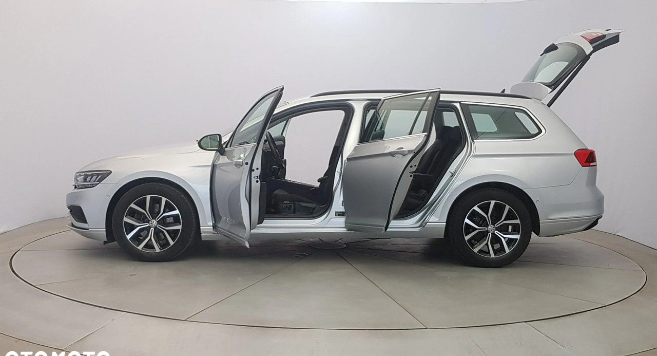 Volkswagen Passat cena 126900 przebieg: 74000, rok produkcji 2019 z Golina małe 562